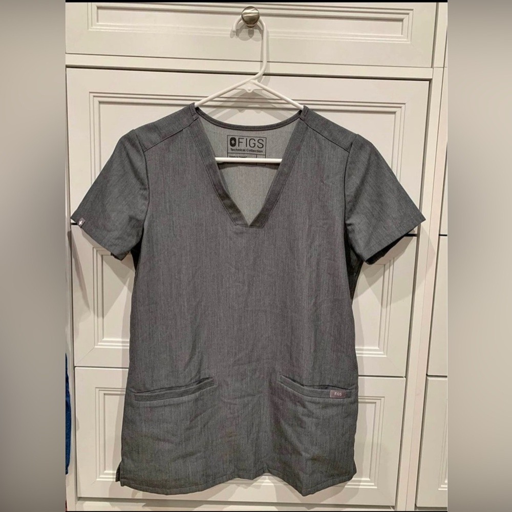 Figs Casma Three-Pocket scrub top Graphite